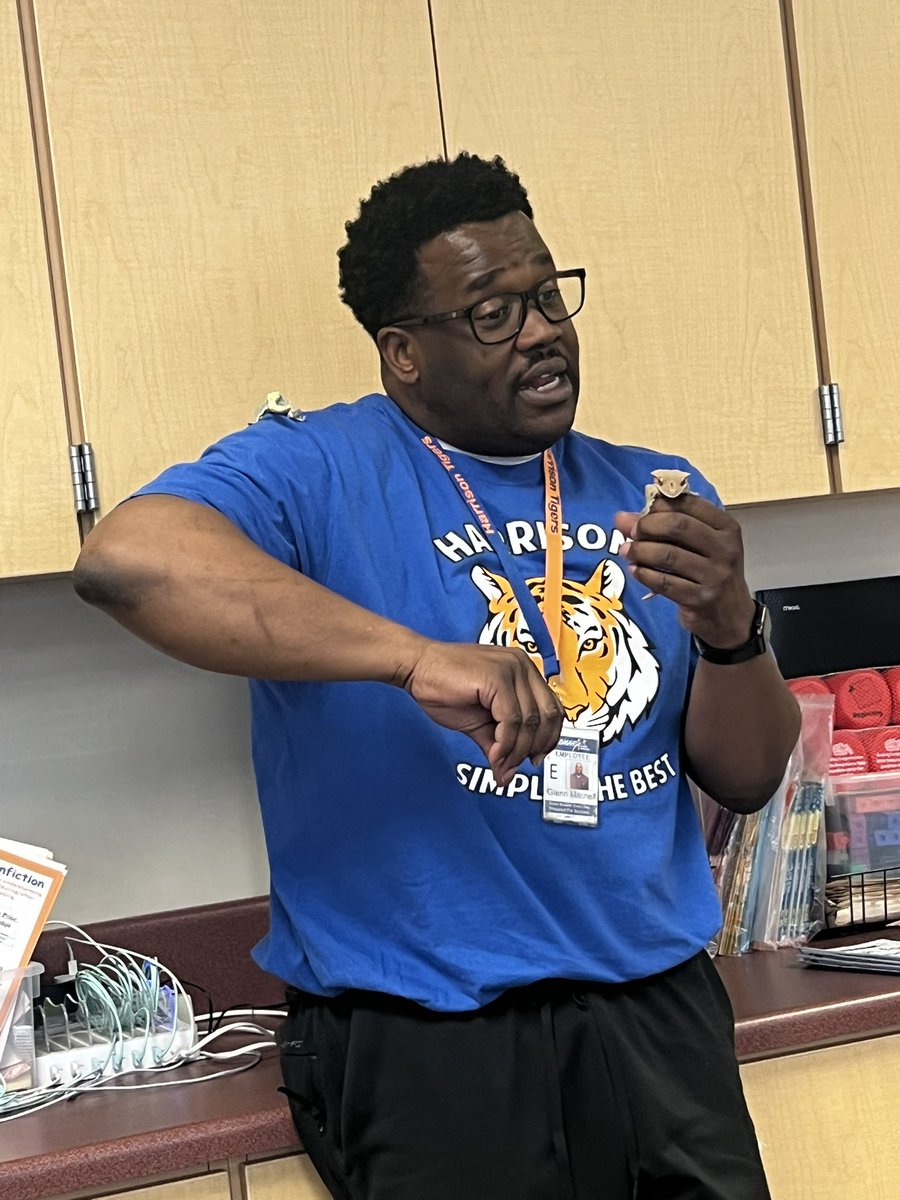 tararosewil's tweet photo. Get yourself a principal where building relationships is a #1 priority! Thank you @Glenn_E_Mitch for coming in to teach my class about your crested geckos, answering their amazing questions, and allowing them a hands-on experience! #HappyClassrooms #ITeachFirst https://t.co/TCn9oLF0Cm