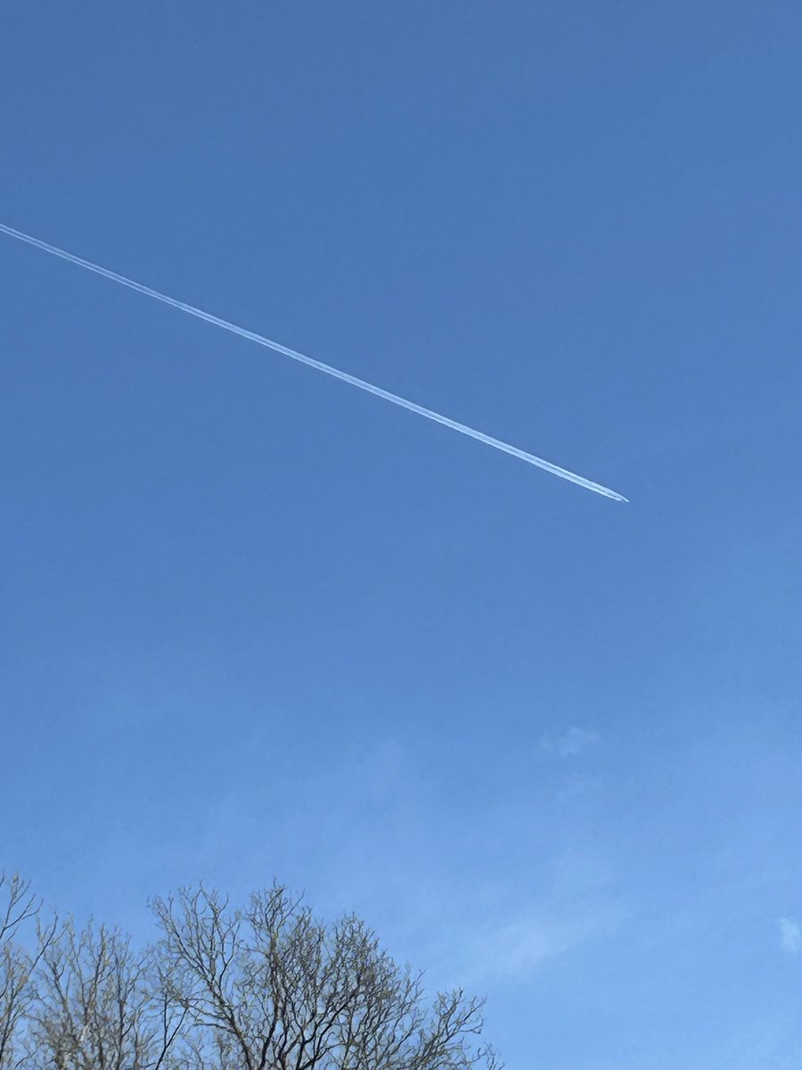 DesireeStacy16's tweet photo. @potus @RFKJr_Official @GovStitt 
Chemtrails over Tahlequah, Oklahoma 5:25 pm on 4-9-25. https://t.co/Qdw5t0lQhg