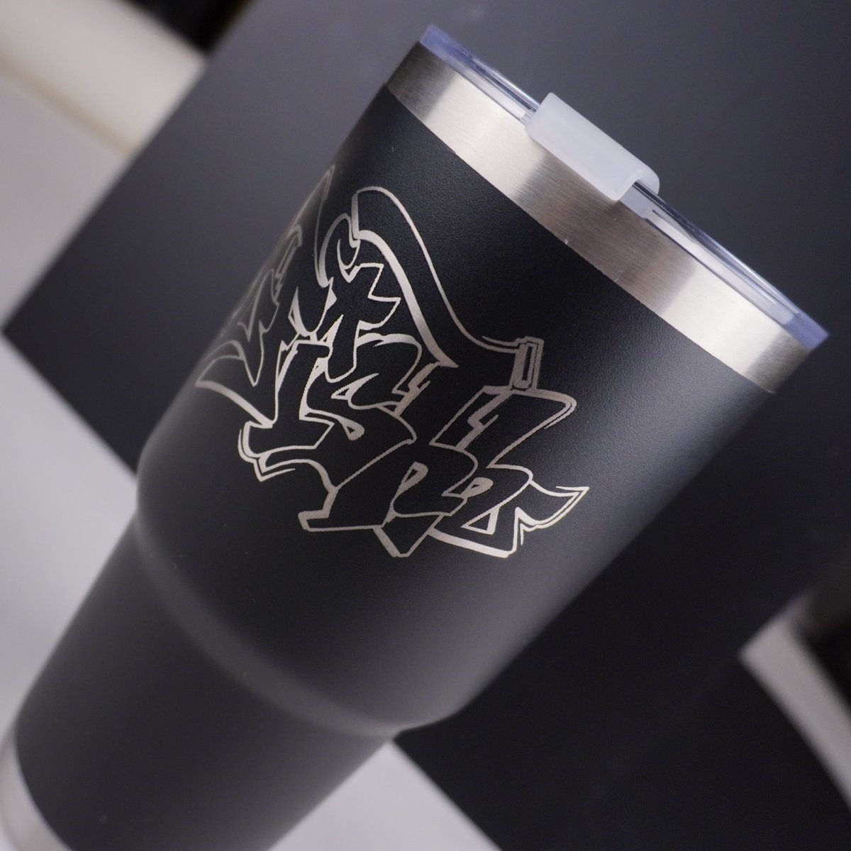 TeeGamingOrg's tweet photo. NEW ARRIVAL 📦
Gracias #VLF por mandar a hacer sus vasos con nosotros 🫡

Vaso aluminio personalizado🥤​
Grabado laser ⚡️

Podemos hacer con tu logo, nombre o imagen✅

Mándanos DM y con gusto te atenderemos 

Tee Gaming
"LA PIEL DE LOS CAMPEONES"