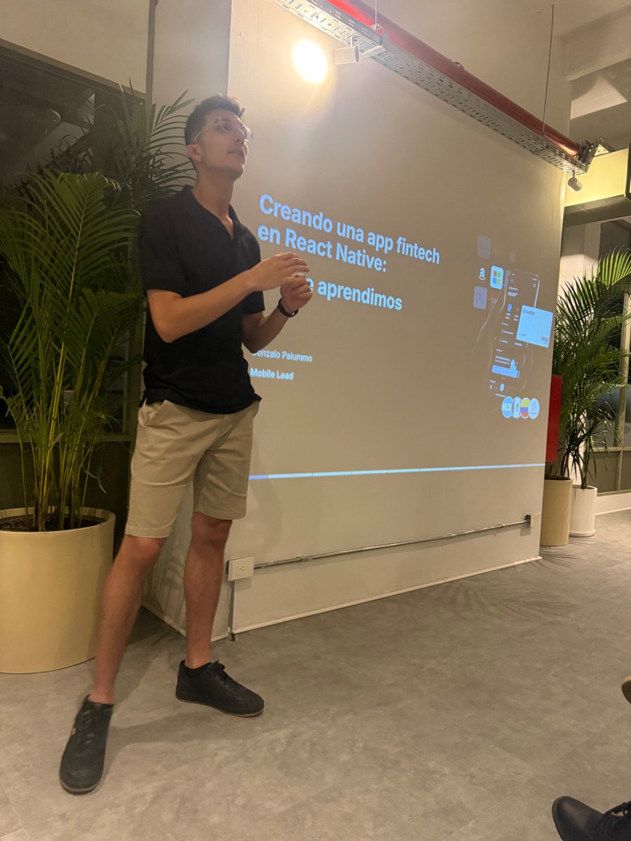 Escuchando a la gente de <a href="/wallbit_app/">Wallbit</a> en el evento de  <a href="/React_BA/">React Buenos Aires</a> 

pd: faltan los stickers de laravel nomas