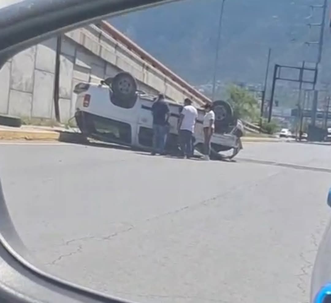#Infórmate | Se registra fuerte accidente, esto debido a la caída de  camioneta desde el paso a desnivel en Av. Sendero, para incorporarse a la Avenida Manuel L. Barragán en #Escobedo.