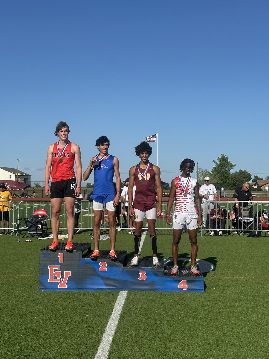 Mattix DaCunha sets a lower school record in the 110H with a new time of 14.15! His 3rd place finish advances him to regionals.