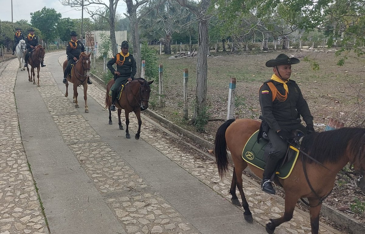 PoliciaDECOR's tweet photo. 📍En zona rural del municipio de #Chinu  mediante patrullajes montados, nuestros @CarabinerosCol 👮‍♂️ realizan actividades de vigilancia y control, con el fin de contrarrestar el actuar criminal en la población.
#CabalgandoPorLaSeguridad 🐎🚨 https://t.co/BTZwfDmKUV