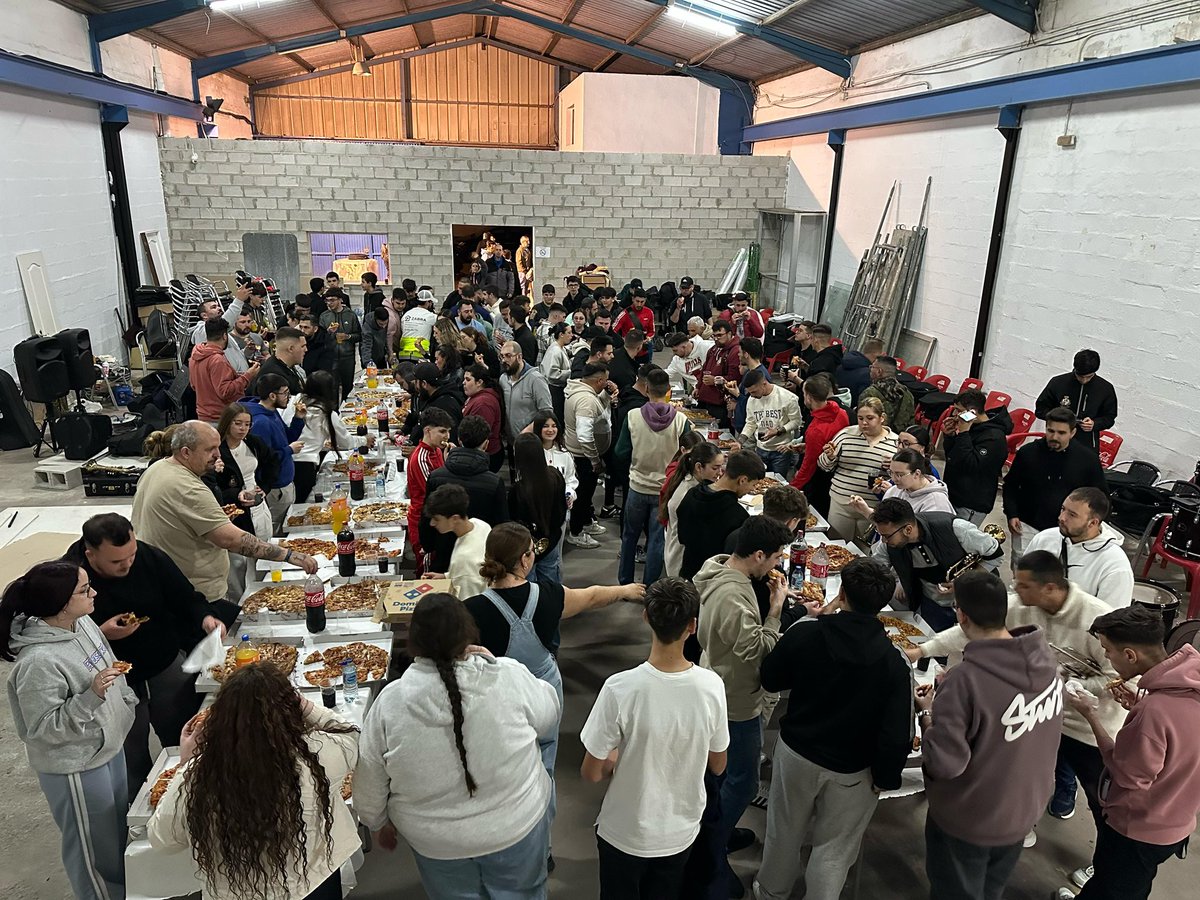 amlagrimas's tweet photo. 👏Terminan los ensayos de Cuaresma, termina la preparación para la semana más bonita del año. 

🗣️ Última reunión, ultimas palabras de nuestra Presidenta, que anticipa lo que vamos a vivir los próximos días acompañado, siempre, de un rato de unión hablando de lo que tanto nos gusta.

Y para poner la guinda nos ha llegado el nuevo modelo de pulsera, "Soñarte" que estará disponible durante toda la Semana Santa. 

#Lagrimas