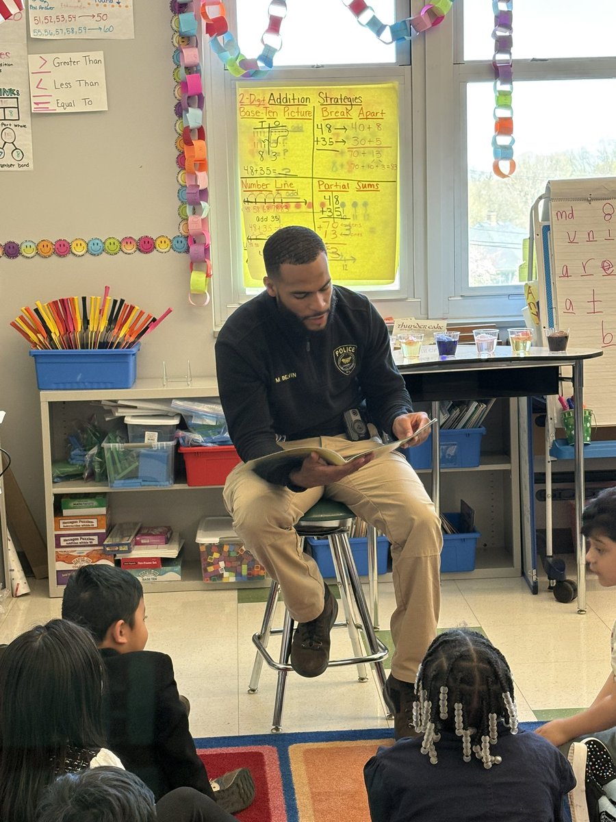 LFriedman_FTPS's tweet photo. CES welcomed Officer Reid and Officer Belvin, our PACER Officers, back to our campus today. We love when they come to read with us! https://t.co/dtGRRnsHLy