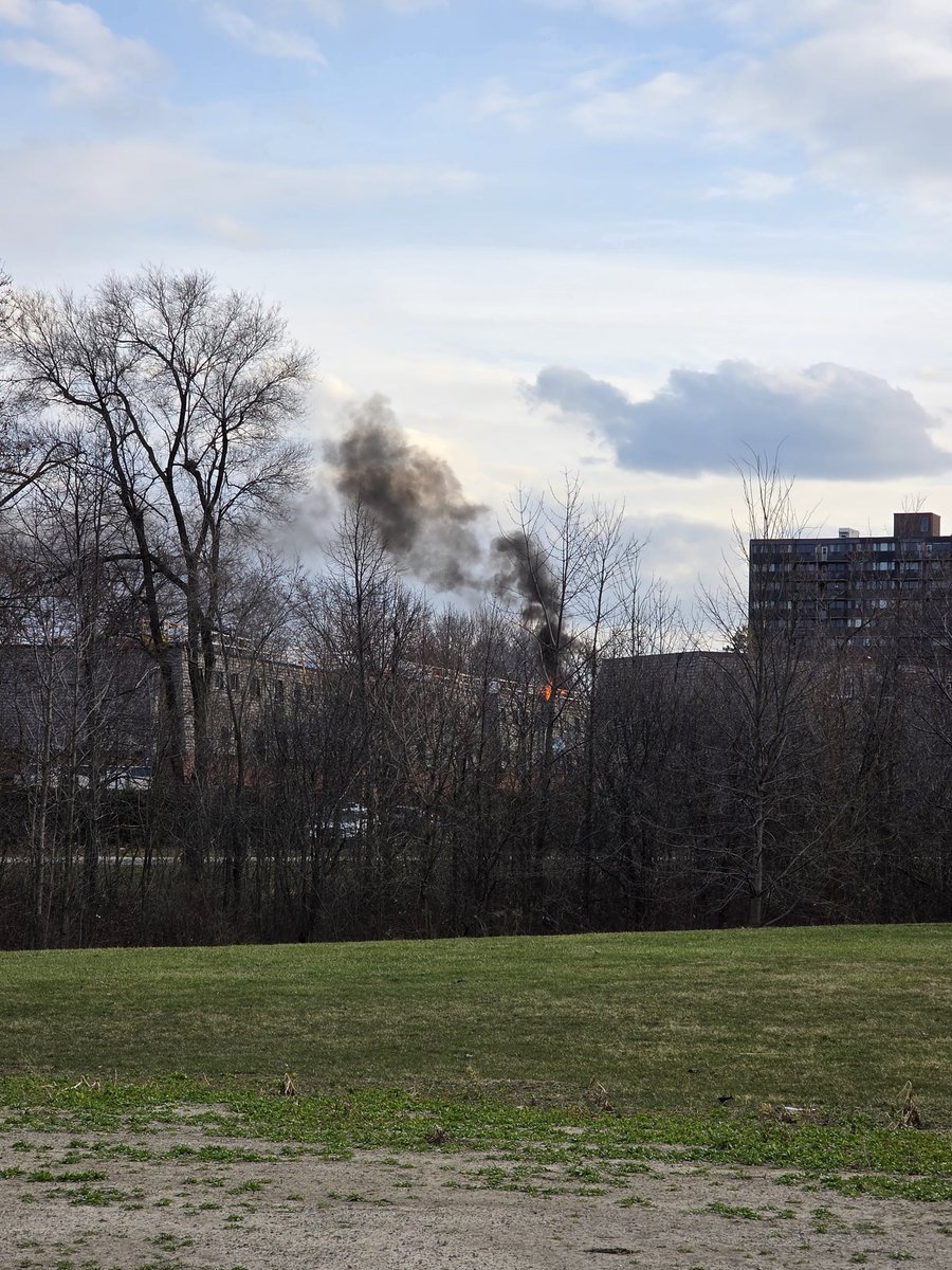 CrankyBear7's tweet photo. @BramptonFireES @BPFFA1068 #Jobtown 2nd alarmer https://t.co/h9nwAJAh0X