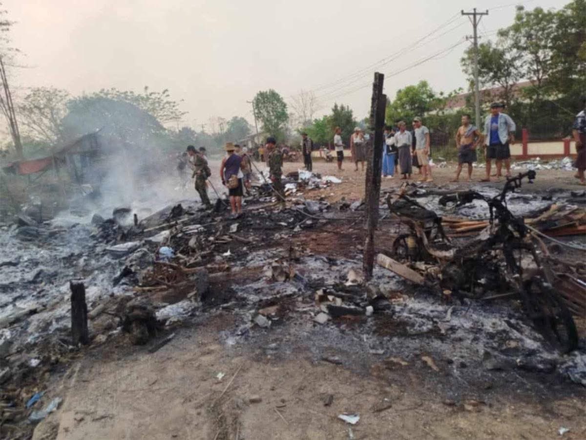 AvrilMmz's tweet photo. >20 civilians, incl children, were killed as the Myanmar military launched two airstrikes on Nam Kham Village, Wuntho today.
People struggled from the recent earthquake, the Military Junta attacking them instead of offering safety.
#WhatsHappeningInMyanmar #WarCrimes https://t.co/iJnnCqIaMQ