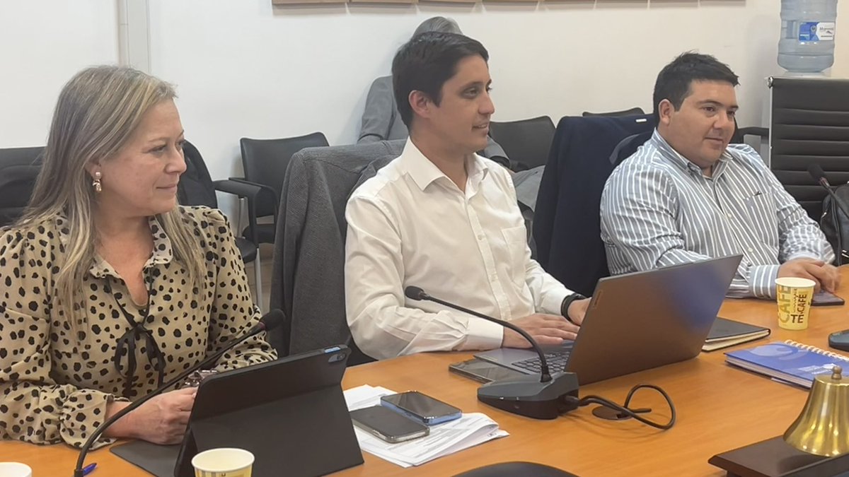 Ñuble tiene un 86,7% de ocupación en cupos de diálisis, con solo 112 disponibles.
FONASA expuso en la Comisión de Salud del CORE Ñuble, invitado por el consejero Mario Urra.
Consejeros comprometieron apoyo y destacaron la urgencia de mejorar la logística.
#FONASA #DiálisisÑuble