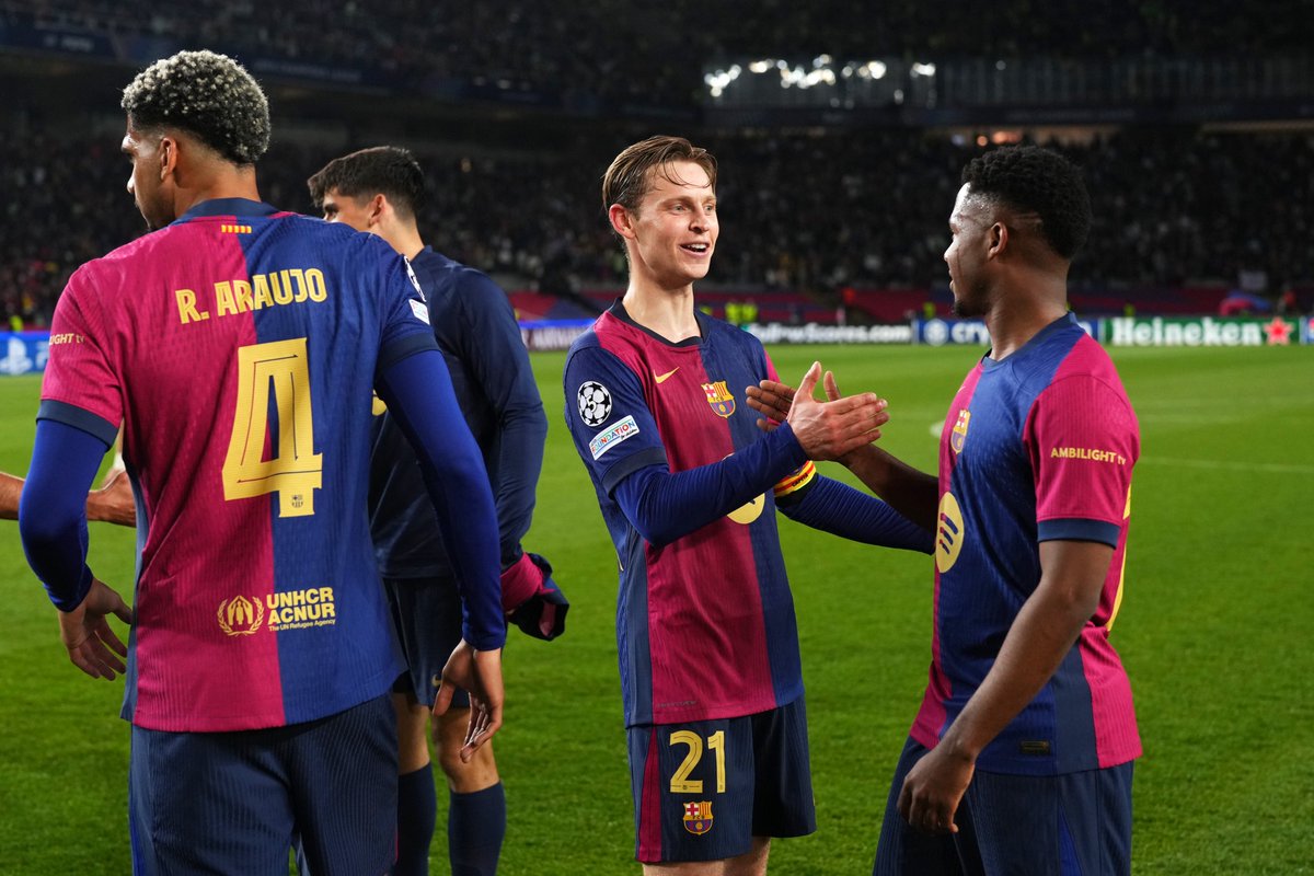 FCBarcelona's tweet photo. We love you, culers! 💙❤️ https://t.co/LfhQHGptzt