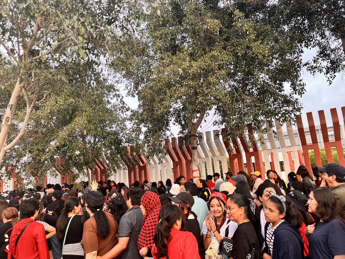 Naaayks's tweet photo. Pésima organización de @livenationperu las personas que llevamos desde la mañana haciendo fila no nos movemos pero las personas que vienen tarde ya están dentro del estadio @skzinfoesp https://t.co/r4IgVxphwa