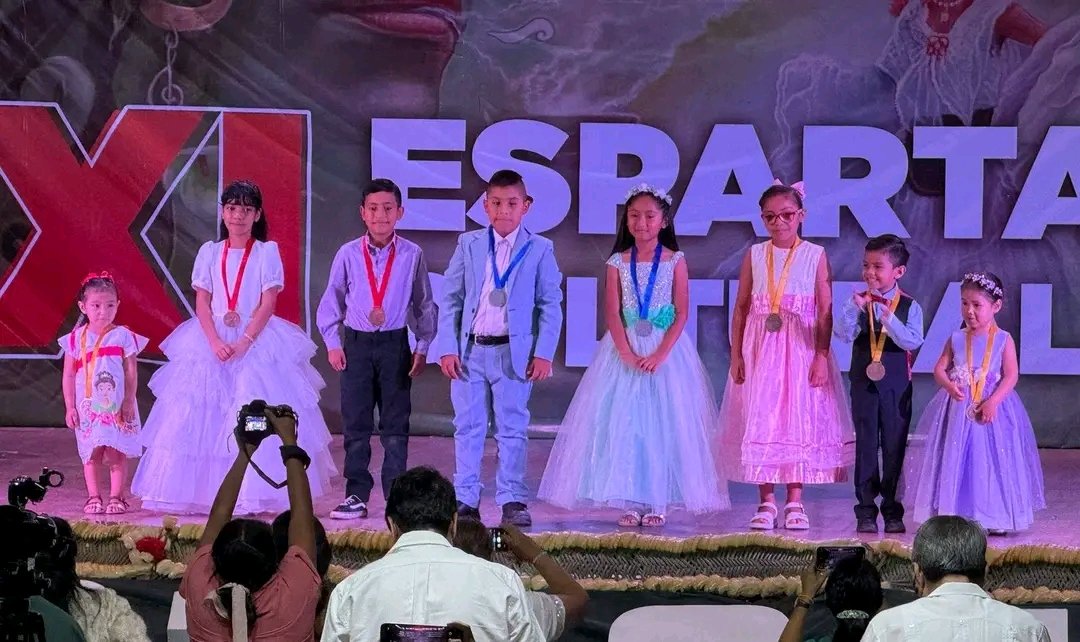 Mención honorífica para #Doris la pequeña antorchista de tan solo tres años, que forma parte de la delegación de #QuintanaRoo en la disciplina #poesia, categoría Infantil A, en el #cuarto día de la Espartaqueada Cultural de Antorcha en Tecomatlán, Puebla ¡Felicidades!