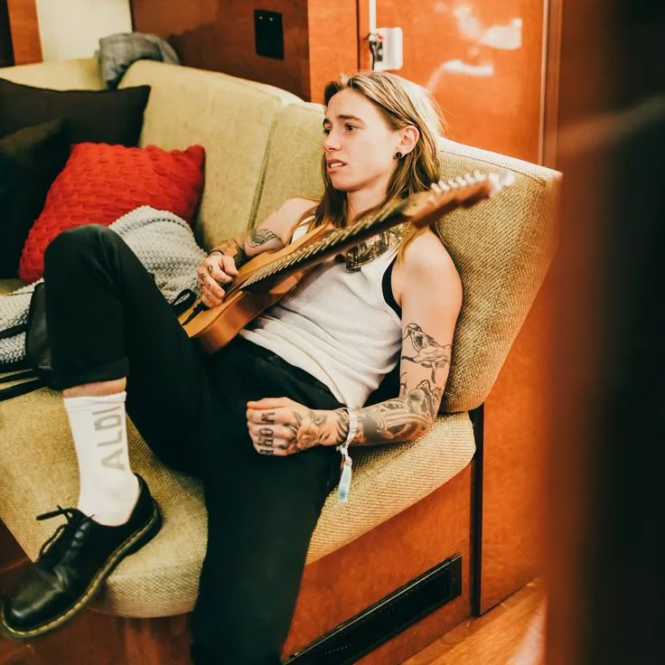 mollylandtoo's tweet photo. julien baker is younger and hotter https://t.co/8BjIpf9v7J