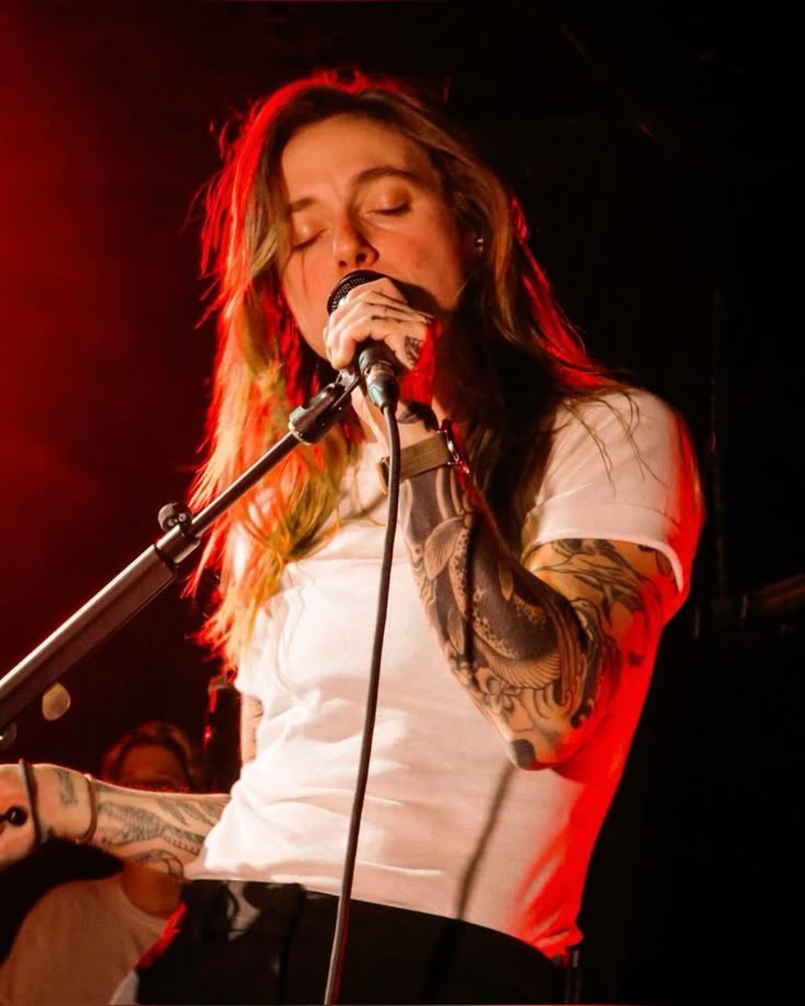 mollylandtoo's tweet photo. julien baker is younger and hotter https://t.co/8BjIpf9v7J