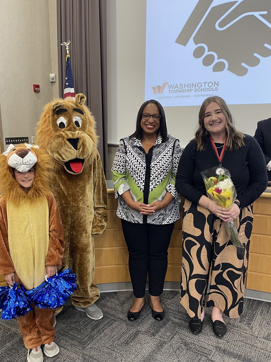 WillowLakeElem's tweet photo. 🔦

Mrs. Brotherton presented to Dr. Woodson and the School Board this evening and presented three special recognitions: 

1.) Change Maker Student - Sydney W. 
2.) Above and Beyond Parent - Ms. Chelle Jordan
3.)  Supportive Partnership  - Becca Hanberg (Cummins Behavior Health) https://t.co/jDHlD20z0x