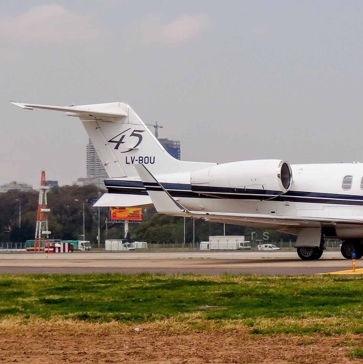 rama_spotter's tweet image. ⚫️ Learjet 45 en espera. ↔️ Y deslizá para ver más.
✈️ Learjet 45. LV-BOU
👨🏻‍✈️ Sundown Jet.
📍Aeroparque (AEP)
🌎 Buenos Aires, Argentina. 🇦🇷 

Instagram: rama_spotter 

#Learjet45