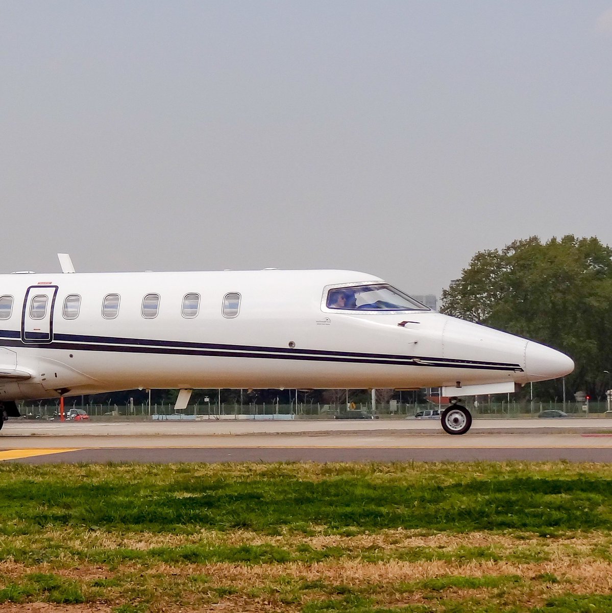 rama_spotter's tweet image. ⚫️ Learjet 45 en espera. ↔️ Y deslizá para ver más.
✈️ Learjet 45. LV-BOU
👨🏻‍✈️ Sundown Jet.
📍Aeroparque (AEP)
🌎 Buenos Aires, Argentina. 🇦🇷 

Instagram: rama_spotter 

#Learjet45