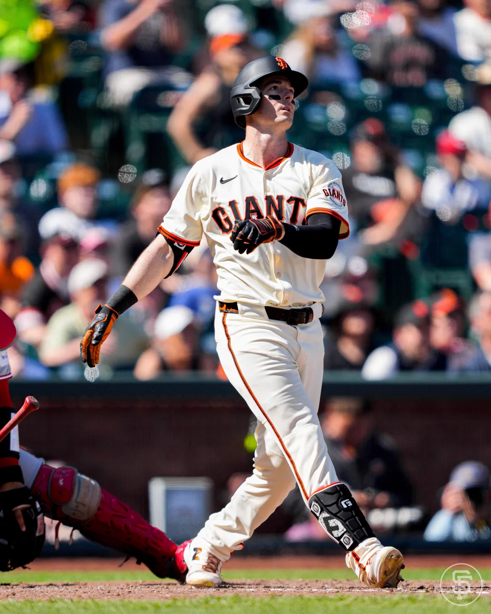 Mike Yastrzemski observa su walk-off splash hit