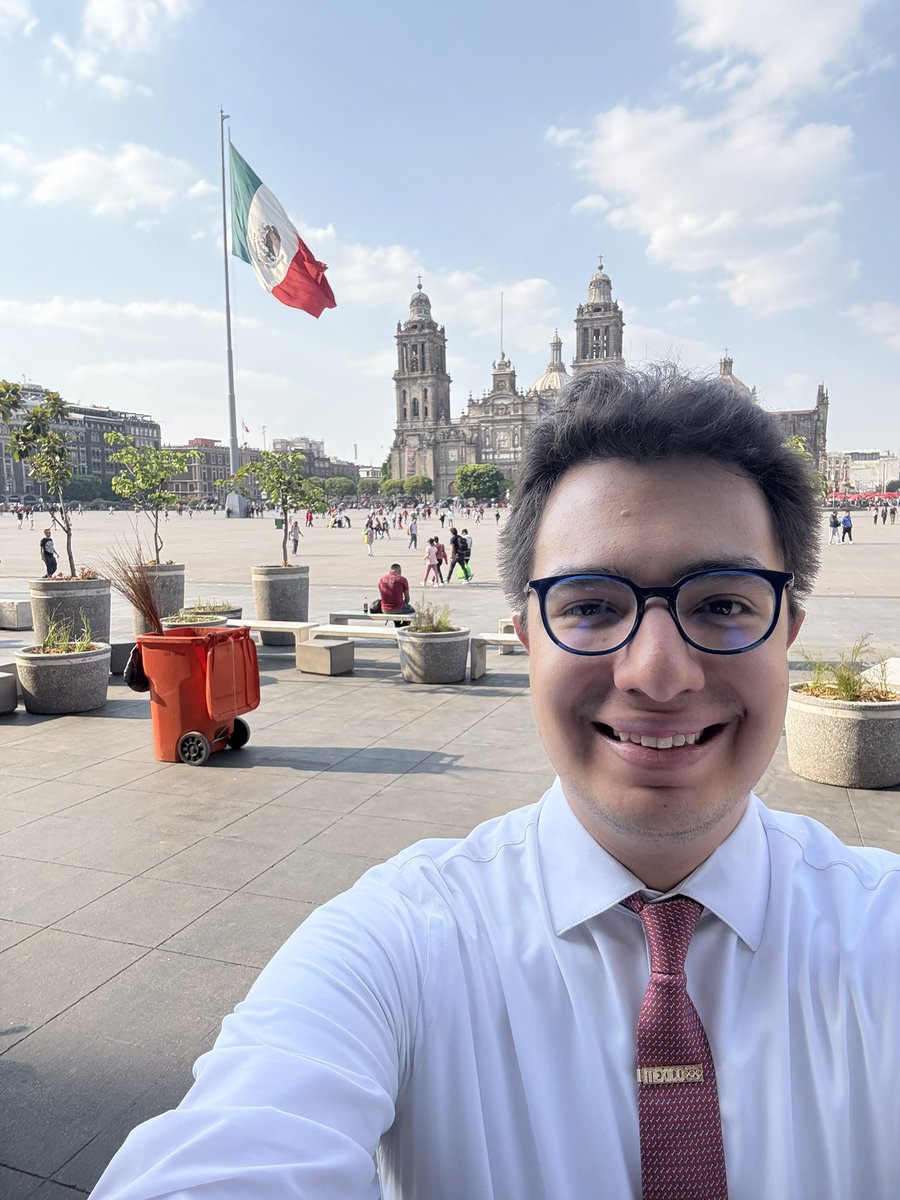 JusticiaJovenMX's tweet photo. Aquí en el Zócalo, en una tarde soleada pero con un clima muy agradable, informando a la gente sobre el próximo 1 de junio. #ElecciónJudicial #EleccionesJudiciales #pueblo https://t.co/LNzE3GXflj
