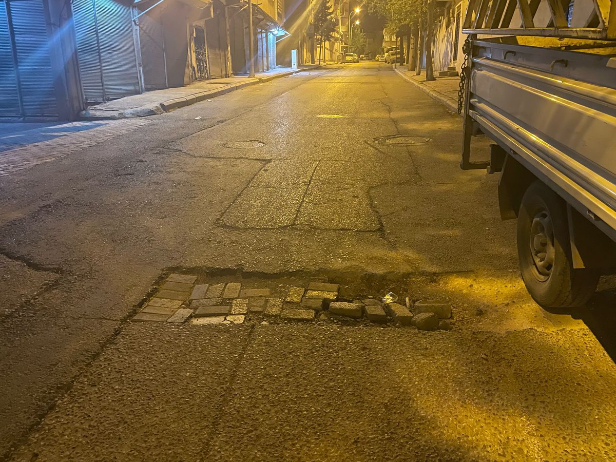 halil_karavar's tweet photo. Belediyemiz Fen İşleri Müdürlüğü’nün 2024 yılı faaliyet raporuna göre, bir yıl içerisinde tam 117 milyon TL harcama yapılmıştır. Ancak gelin görün ki, bugün Siverek’teki yolların durumu içler acısıdır. Vatandaşlarımız çukurlardan kaçınarak yol almak zorunda kalmakta, araçlar her gün sanayiye taşınmakta, sürücüler hem maddi hem manevi olarak yıpranmaktadır.

Söz konusu bütçenin nereye, nasıl harcandığı konusunda kamuoyunun ciddi endişeleri vardır. Bu kadar büyük bir kaynağa rağmen yolların bu halde olması, hizmette büyük bir aksaklık ve planlama eksikliği olduğunu açıkça göstermektedir.

Bizler Siverek halkının temsilcileri olarak, bu durumu kabul etmemiz mümkün değildir. Şeffaflık, hesap verilebilirlik ve hizmet odaklılık yerel yönetimin temel ilkeleri olmalıdır. 117 milyon TL harcanan bir yılda, Siverek halkına çamurlu, çukurlu, bozuk yollar reva görülemez!

Bu kaynaklar nereye harcandı? Hangi yollar yapıldı? Hangi çalışmalar tamamlandı? Bu soruların cevabı kamuoyuna şeffaf bir şekilde verilmelidir. Aksi takdirde bu durum, sadece hizmet eksikliği değil, aynı zamanda kamu kaynaklarının etkin ve doğru kullanılmadığının da bir göstergesidir.

Kamuoyuna saygıyla duyurulur.
