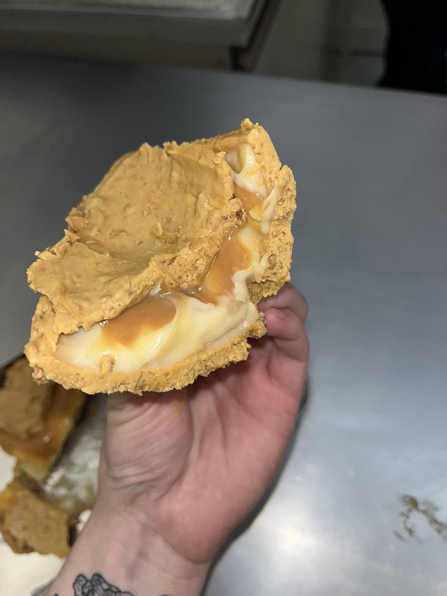 emiipolli's tweet photo. cacete merda acabei de comer meu ovo de caramelo salgado com biscoff TÁ DE FUDE. https://t.co/Glb0AVnaKj