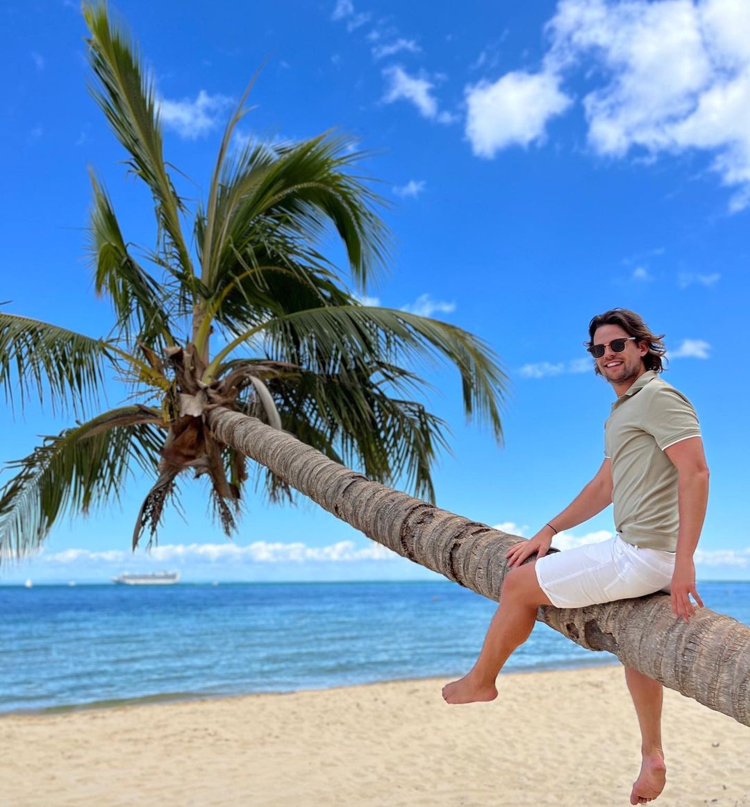 All smiles at the iconic #TangaLeaningPalm 🌴 

📸 @jasper_wevers