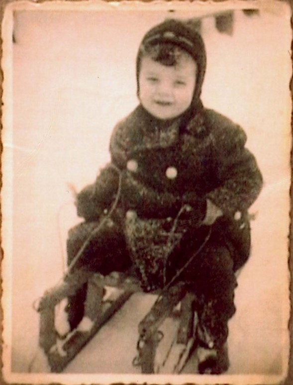 10 April 1938 | A Romanian Jewish boy, Solomon Zeiger, was born in Cluj-Napoca. 

In 1944 he was deported to #Auschwitz and murdered in a gas chamber.