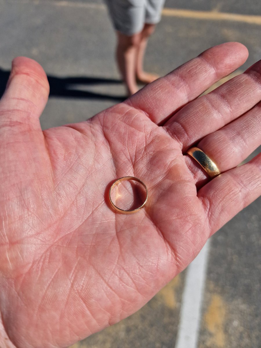 __BlueDevil_'s tweet image. FOUND! Women's wedding ring found in Kaiteriteri Beach car park. Handed in to local establishment. Date inscription on inside for proof of ownership. #Kaiteriteri.