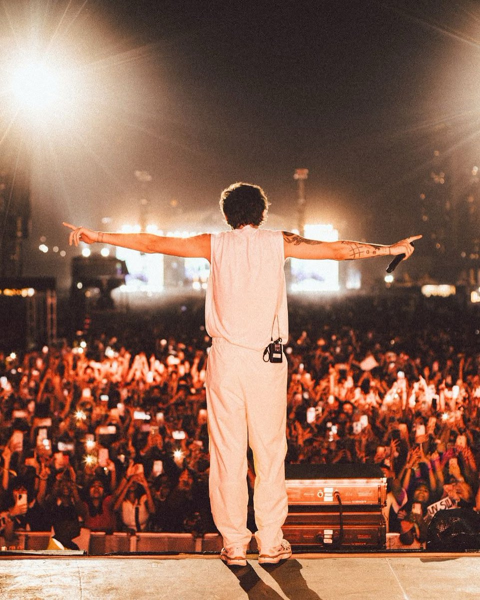 SoloLouieUA's tweet photo. ๐ฒ | LTHQ via Instagram!
"It's been one month since Louis performed for the first time in India at Lollapalooza Mumbai. Indian fans sign up to receive new updates first! ๐ฎ๐ณ"
https://t.co/uMRIxrk6xb
#LouisInIndia #LouisAtLollaIndia https://t.co/XGNr0BKNlV