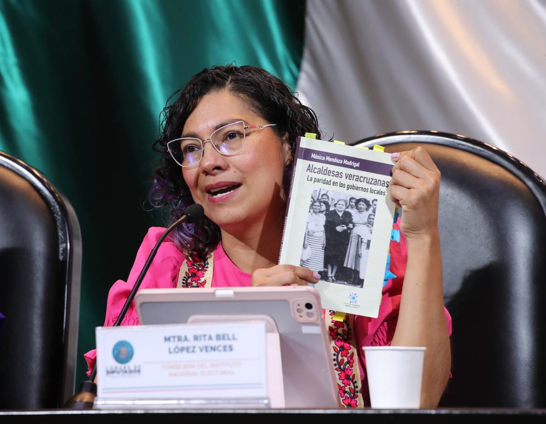 RitaBellLpz's tweet image. El libro “Alcaldesas Veracruzanas” resalta los avances de movimientos organizados de mujeres, los aciertos legales y guía los siguientes pasos para lograr la paridad en los municipios. 
Qué gusto coincidir con maestras y amigas queridas. Gracias y felicidades @MonicaMendozaM