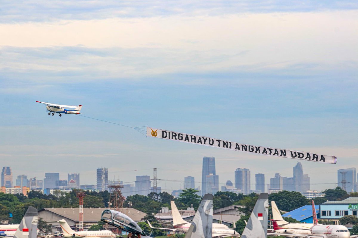 indoflyer's tweet photo. Dirgahayu TNI Angkatan Udara ke-79 @_TNIAU 

#Indoflyer #IndoflyerSpotters 

📸 Abdiel, Ardian, Gani, Adi https://t.co/Zr7lM8ES7m