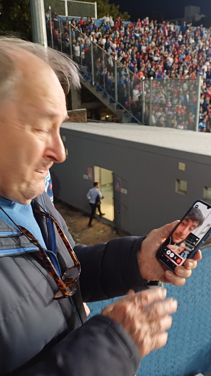 Mi hijo grande le hizo una videollamada a mi padre segundos antes de arrancar el partido.

Mi hijo en Madrid y mi padre en la tribuna Delgado.

Se quedaron mirando un rato sin decirse nada, lagrimeando, separados por un océano pero unidos por los tres colores.