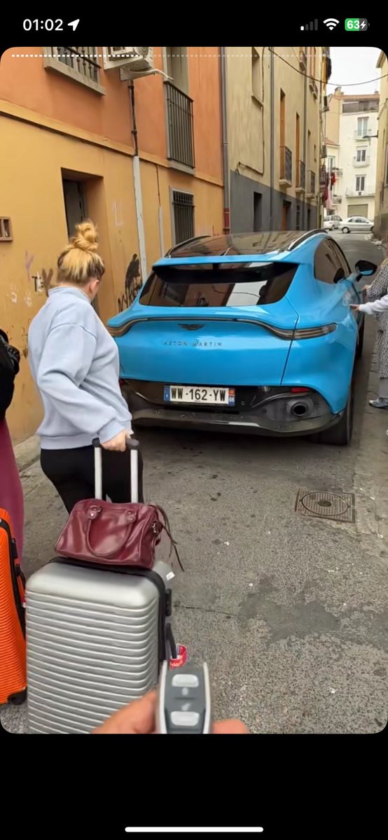 youn2ss_'s tweet image. Nasdas avec son aston Martin au quartier on dirai un président africain qui vien avec son urus dans les bidonville de son pays