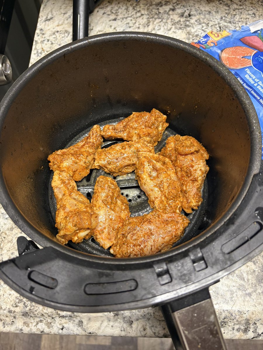 chefbleuprint's tweet photo. i don’t know how to air fry at all. https://t.co/P8GANVWii4