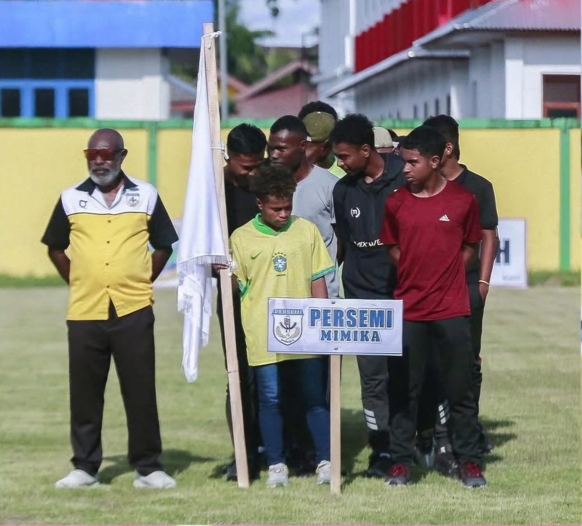 rahmanndai's tweet image. Menarik di pembukan liga 4 di Papua tengah,PERSEMI (mimika) sebagai tuan rumah tampil apa adanya dgn seragam yang compang camping.berbeda dgn tim lainnya mereka datang memakai atribut yg kompak. @PSSI @erickthohir @Bolanet @SiaranBolaLive #pssi #timika #Papua