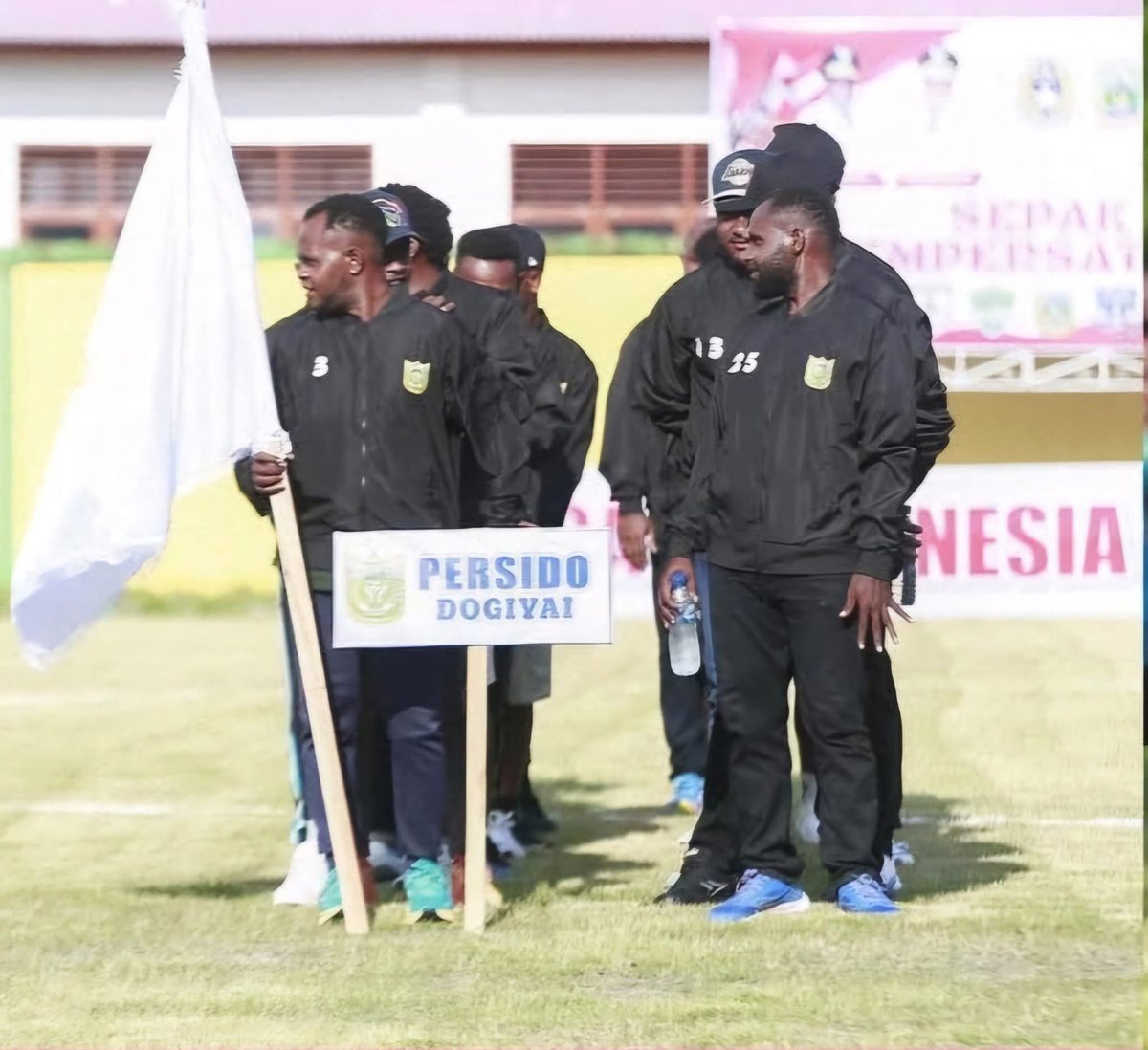 rahmanndai's tweet image. Menarik di pembukan liga 4 di Papua tengah,PERSEMI (mimika) sebagai tuan rumah tampil apa adanya dgn seragam yang compang camping.berbeda dgn tim lainnya mereka datang memakai atribut yg kompak. @PSSI @erickthohir @Bolanet @SiaranBolaLive #pssi #timika #Papua