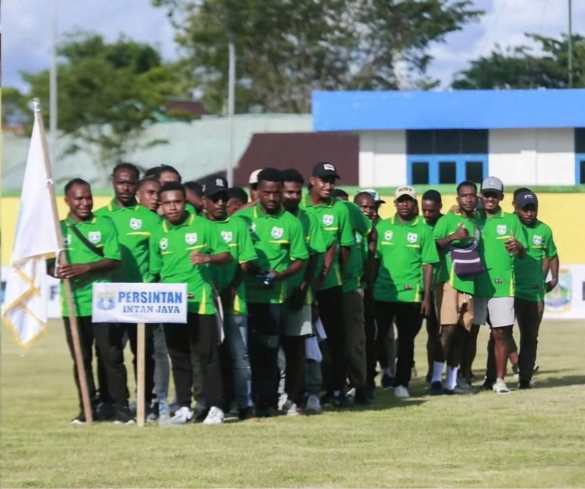 rahmanndai's tweet image. Menarik di pembukan liga 4 di Papua tengah,PERSEMI (mimika) sebagai tuan rumah tampil apa adanya dgn seragam yang compang camping.berbeda dgn tim lainnya mereka datang memakai atribut yg kompak. @PSSI @erickthohir @Bolanet @SiaranBolaLive #pssi #timika #Papua