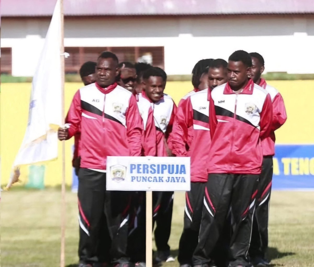 rahmanndai's tweet image. Menarik di pembukan liga 4 di Papua tengah,PERSEMI (mimika) sebagai tuan rumah tampil apa adanya dgn seragam yang compang camping.berbeda dgn tim lainnya mereka datang memakai atribut yg kompak. @PSSI @erickthohir @Bolanet @SiaranBolaLive #pssi #timika #Papua