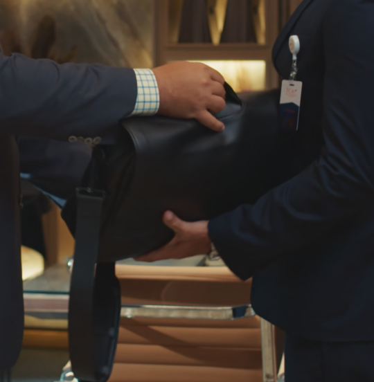 tvglobo's tweet photo. Essa maleta aqui ainda vai dar MUITO o que falar… 👀💸 #ValeTudo https://t.co/Zi9KNMIkm9