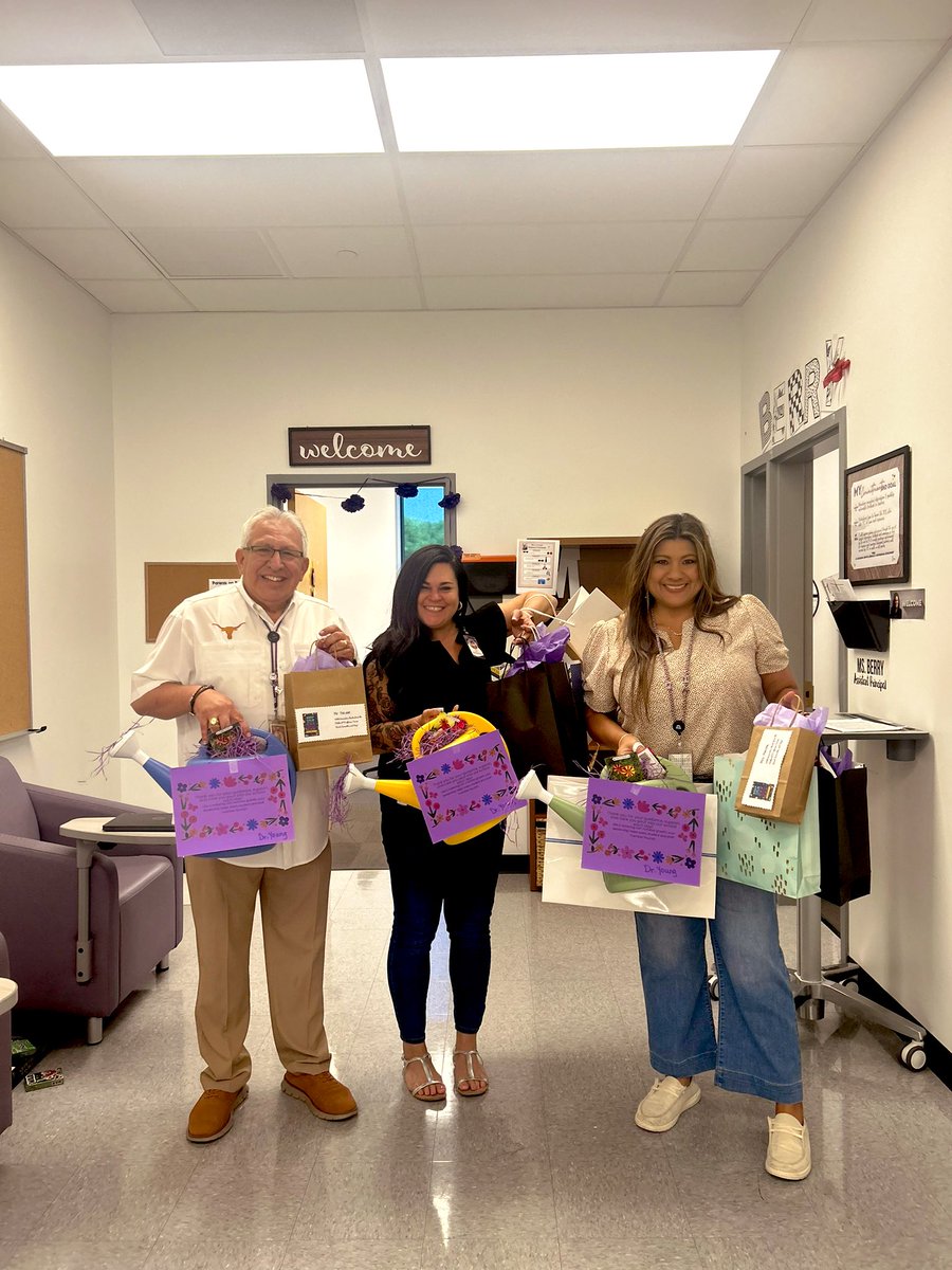 Jessica Berry (@jessberry1234) on Twitter photo We have been showered w/the sweetest goodies and notes this week <a href="/MillerSMCISD/">Doris Miller Middle School</a>! Teachers have even been doing secret dress up days to surprise us! Thank you for all the AP 💜! We are beyond thankful and so grateful for the work we get to do beside our teachers and for the kids! We have been showered w/the sweetest goodies and notes this week <a href="/MillerSMCISD/">Doris Miller Middle School</a>! Teachers have even been doing secret dress up days to surprise us! Thank you for all the AP 💜! We are beyond thankful and so grateful for the work we get to do beside our teachers and for the kids!