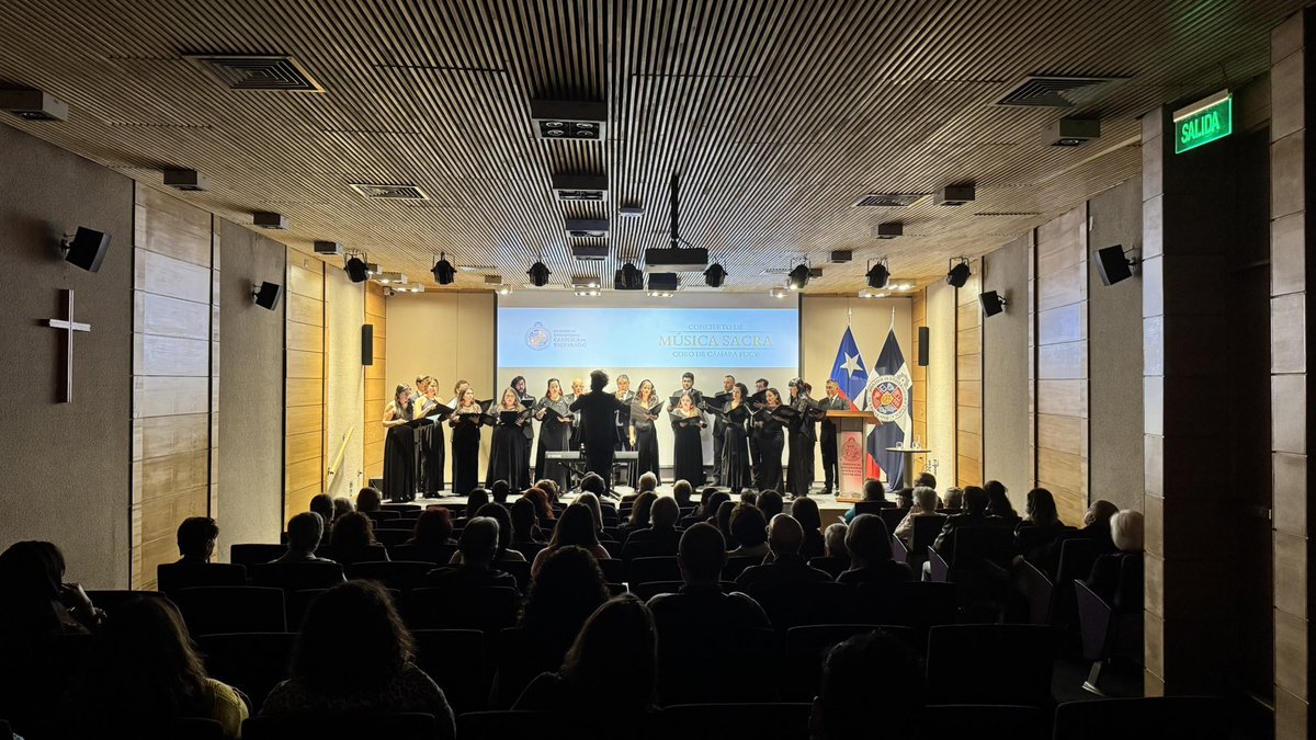 En este momento el Coro de Cámara PUCV está realizando el Concierto de Música Sacra en PUCV Santiago
