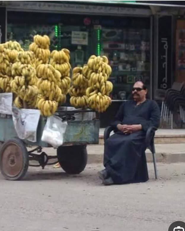 الصحافين و هو واقفين قدام السفاره الامريكيه عشان يعرفوا صفقات الاهلي 😂😂