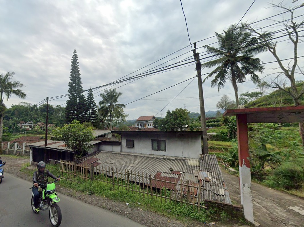 517O543's tweet photo. @spinxtore @senogp @delasyahmareads Kalo berdasarkan G-Map ini dan poto yg pernah diposting admin yg mengindikasikan salah satu ruang baca ada di lantai 2 karena kelihatan genteng dari jendela, apakah rumah di Poto 1 dan 2 adalah "rumah literasi" yg dimaksud?
@neohistoria_id Yg pernah berkunjung mohon confirm? https://t.co/jn1gBev3Wa