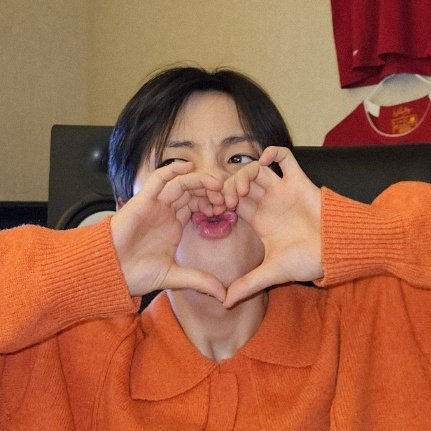 ddo_hui's tweet photo. hello unis! ♡♡ hui is aggressively sending a heart your way~ please take good care of yourself. you being healthy and feeling good will positively affect everything in your life. ♡♡ you're so very precious. #PENTAGON #펜타곤 #HUI #후이 • #ddohui ♡ https://t.co/Cmpu64PDrK