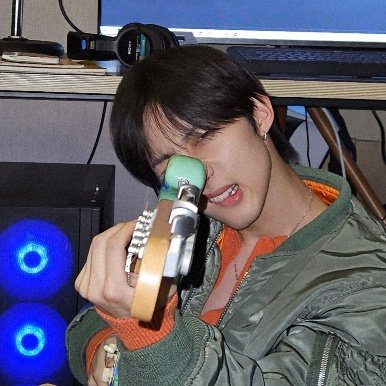 ddo_hui's tweet photo. hello unis! ♡♡ hui is aggressively sending a heart your way~ please take good care of yourself. you being healthy and feeling good will positively affect everything in your life. ♡♡ you're so very precious. #PENTAGON #펜타곤 #HUI #후이 • #ddohui ♡ https://t.co/Cmpu64PDrK