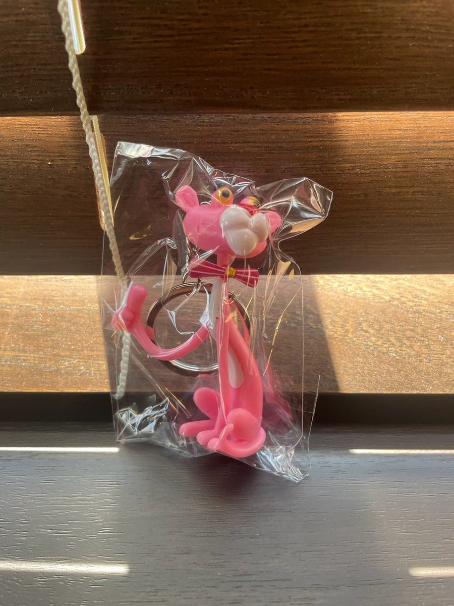 _hydeandseak's tweet photo. 「ピンクパンサーキーチェーン」

PinkPantherのキーホルダー🐆🩷

3タイプあります✨

チェスターチーターと同じデザイナーさんなので、佇まいが似てますよね🤭

#キーホルダー 
#キーチェーン
#ピンクパンサー 
#ThePinkPanther 
#Hyde&amp;Seak
#アメリカン雑貨 
#アメ雑 https://t.co/a0qfvvzDaz