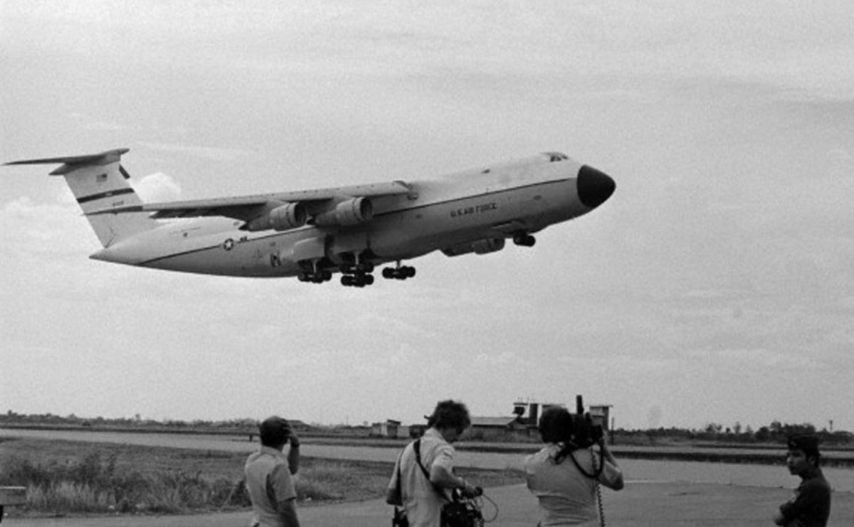 USAS_WW1's tweet image. US President #USAF #F15 #Planecrash #VietnamWar: Operation Babylift: April 4, 1975: C-5A Galaxy crashes 5 miles from Saigon Airport. 314 aboard. 176 survived, but 78 Vietnamese orphans, ~35 American wives chaperoning them, and 11 USAF members killed. 😭💔