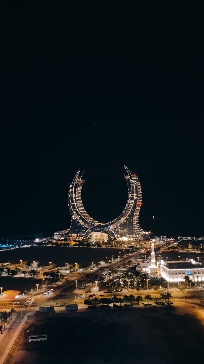 حي ليلٍ  رافَقه شاي ومنظر ووجهك 🖤.