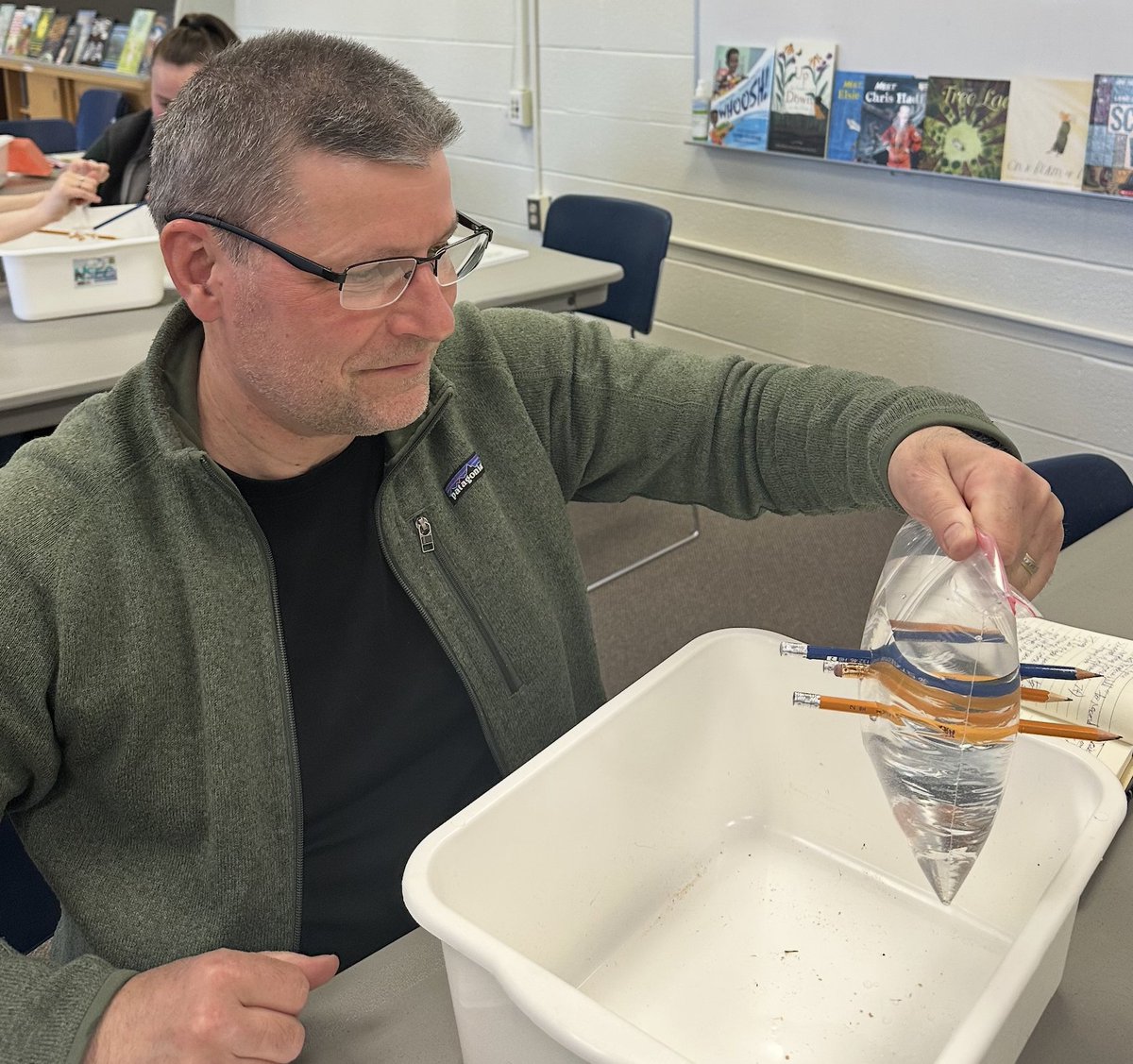 SciLitSandra's tweet photo. 🧪 What happens when you push sharp pencils through a bag of water? 💧
Ts test it out using the PEOE (Predict, Explain, Observe, Explain) strategy! Fail-safe Thinking Routines in action! Day 3 of a 4-part series with @HaltonDSB
#ThinkFailSafe #Science #Literacy https://t.co/BbM0ECSaEa