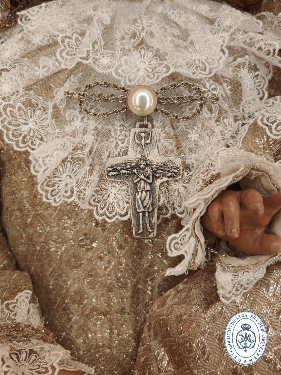 VirgenButarque's tweet photo. #CAMARERAS 🪡 |

🖤 Nuestra Madre durante toda la Cuaresma ha llevado sobre su pecho, la cruz pectoral del @Pontifex_es para interceder por él, por su salud y sus intenciones. 

#EsperanzaDelCielo⚓
#SantaCuaresma➕ https://t.co/5NQu9NV1hO