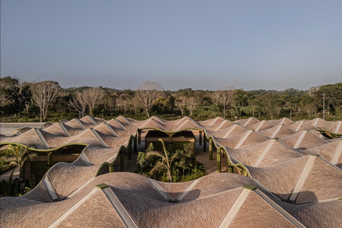 MeyerFalcon's tweet photo. El diseño arquitectónico puede tener muchas fuentes de inspiración. Uno clave es la naturaleza con sus formas y colores 🍃

La revista @ArchDaily publicó este artículo acerca del Mercado Nicolás Bravo que hicimos en Quintana Roo.

Proyecto de @AIDIA_STUDIO
https://t.co/cvZQtWK54L https://t.co/E2xxzkxBlY